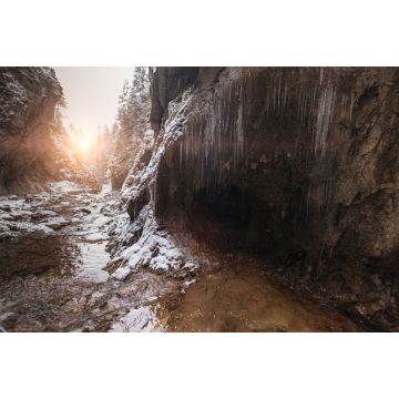 Lais Puzzle - Fließender kleiner Bach, der aus einer Eiszapfenhöhle fließt und große Felsbrocken spült. Erste Sonnenstrahlen beleuchten junge Schneeinseln. Cold frühen Winter Bergwald Landschaft in der Slowakei Tatry Berg - 2.000 Teile
