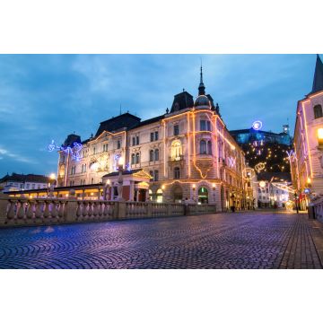 Lais Puzzle - Dreifache Brücken, Weihnachtsbaum auf dem Preseren-Platz und Franziskanerkirche, beleuchtet für das Weihnachts- und Neujahrsfest, Ljubljana, Slowenien - 2.000 Teile