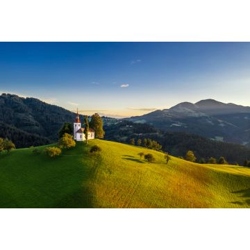 Lais Puzzle - Skofja Loka, Slowenien - Luftaufnahme der schönen Bergkirche Sveti Tomaz (St. Thomas) - 2.000 Teile