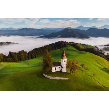 Lais Puzzle - Herbstlandschaft einer schönen Kirche auf dem Gipfel eines Hügels, in Slowenien - 2.000 Teile