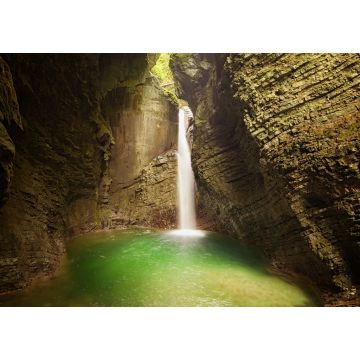 Lais Puzzle - Mystischer Blick auf das felsige Amphitheater mit einem grünen Becken und einem weißen Wasserstrahl. 15 Meter hoher Kozjak-Wasserfall (Slap Kozjak). Geschützter Naturschatz. Nationalpark Triglav, Slowenien - 1.000 Teile