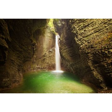 Lais Puzzle - Mystischer Blick auf das felsige Amphitheater mit einem grünen Becken und einem weißen Wasserstrahl. 15 Meter hoher Kozjak-Wasserfall (Slap Kozjak). Geschützter Naturschatz. Nationalpark Triglav, Slowenien - 2.000 Teile
