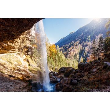 Lais Puzzle - Wunderschöne sonnige Landschaft. Pericnik-Wasserfall in den slowenischen Julischen Alpen mit Orangenbaum im Triglav-Nationalpark - 2.000 Teile