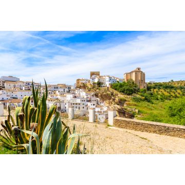 Lais Puzzle - Blick auf ein schönes weißes Dorf mit Kirche auf einem Hügel, Sentinel de las Bodegas, Andalusien, Spanien - 2.000 Teile