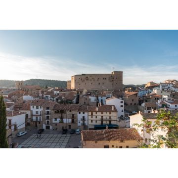 Lais Puzzle - Beleuchtung der Burg Mora de Rubielos in Teruel, Spanien Sonnenuntergangspanorama der Sierra de Gudar - 2.000 Teile