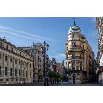 Lais Puzzle - Die 'Avenida de la Constitucion' in Sevilla kurz nach Sonnenaufgang, mit dem schönen 'Confiteria Filella' Turm, der 'Banco de España' und der Kathedrale - 2.000 Teile