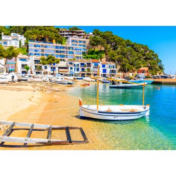 Lais Puzzle - Traditionelles weißes Fischerboot am Strand im Hafen von Llafranc, Costa Brava, Spanien - 1.000 Teile