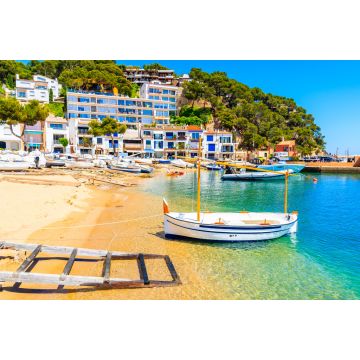 Lais Puzzle - Traditionelles weißes Fischerboot am Strand im Hafen von Llafranc, Costa Brava, Spanien - 2.000 Teile