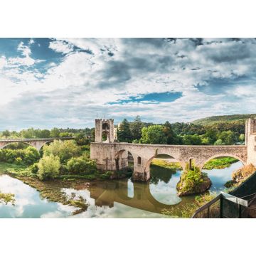 Lais Puzzle - Besalu, Girona, Katalonien, Spanien. Berühmtes Wahrzeichen, die mittelalterliche romanische Brücke von Besalu über den Fluss Fluvia an einem bewölkten Sommertag - 1.000 Teile