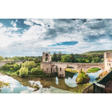 Lais Puzzle - Besalu, Girona, Katalonien, Spanien. Berühmtes Wahrzeichen, die mittelalterliche romanische Brücke von Besalu über den Fluss Fluvia an einem bewölkten Sommertag - 2.000 Teile