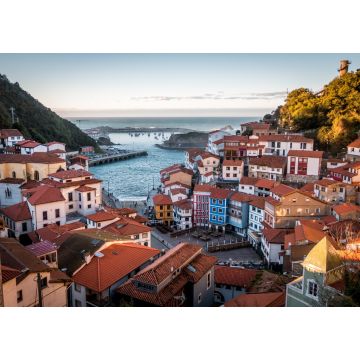 Lais Puzzle - Landschaft von Cudillero, umgeben von Hügeln und Meer im Sonnenlicht in Spanien - 1.000 Teile