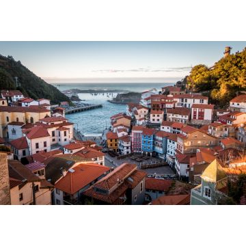 Lais Puzzle - Landschaft von Cudillero, umgeben von Hügeln und Meer im Sonnenlicht in Spanien - 2.000 Teile