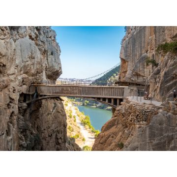 Lais Puzzle - El Chorro, Spanien. El Caminito del Rey, Wanderweg entlang der steilen Wände einer engen Schlucht in El Chorro mit spektakulärer alter Steinbrücke, die senkrechte Felsen verbindet, Spanien - 1.000 Teile