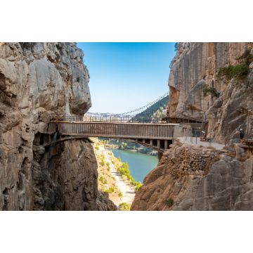 Lais Puzzle - El Chorro, Spanien. El Caminito del Rey, Wanderweg entlang der steilen Wände einer engen Schlucht in El Chorro mit spektakulärer alter Steinbrücke, die senkrechte Felsen verbindet, Spanien - 2.000 Teile