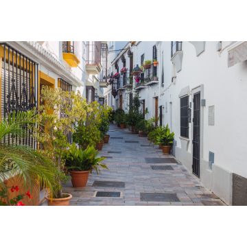 Lais Puzzle - Typische enge Straße mit Blumentopf in Marbella, Costa del Sol, Provinz Malaga. Leere andalusische Straße - 2.000 Teile