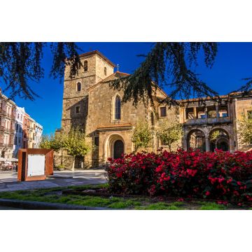 Lais Puzzle - Aviles - Spanien. Straßen der Stadt, Colegio San Nicolás de Bari, Iglesia de Santo Tomás de Canterbury, Sidrerias. Schöne Stadtstraßen in Aviles - Spanien - 2.000 Teile