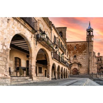 Lais Puzzle - Blick auf die Bögen und die Kirche vom Hauptplatz von Trujillo, Extremadura, Spanien - Sonnenuntergangshimmel - 2.000 Teile