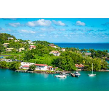 Lais Puzzle - Schöne Aussicht auf den Yachthafen von St. Lucia, Karibik. Häuser entlang und auf dem Hügel in der Nähe des Hafens von Castries - 2.000 Teile
