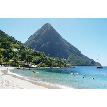 Lais Puzzle - Die Piton-Berge Gros Piton und Petit Piton in einem üppigen grünen Wald neben dem blauen Ozean auf der Insel St. Lucia in der Karibik - 2.000 Teile