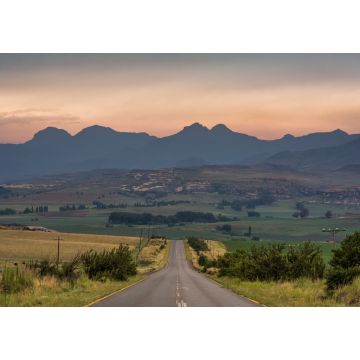 Lais Puzzle - Eine Straße, die bei Sonnenaufgang in der Nähe von Clarens, Südafrika, zu den Drakensbergen führt - 1.000 Teile
