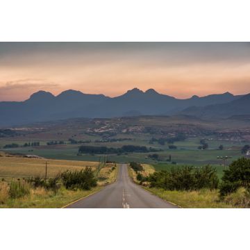 Lais Puzzle - Eine Straße, die bei Sonnenaufgang in der Nähe von Clarens, Südafrika, zu den Drakensbergen führt - 2.000 Teile