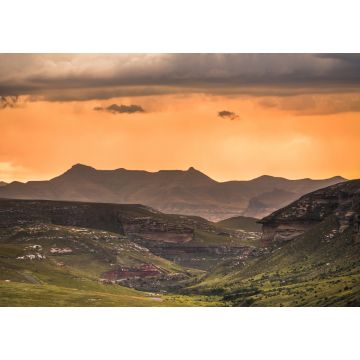 Lais Puzzle - Eine dramatische Szene mit goldenem Sonnenuntergang und Sturmwolken über den Drakensbergen, die das Amphitheater umgeben, gesehen vom Golden Gate Highlands National Park in den Drakensbergen, Südafrika - 1.000 Teile