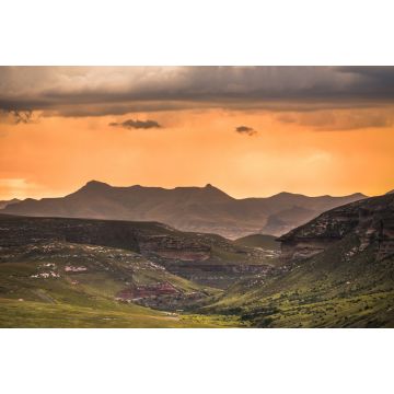 Lais Puzzle - Eine dramatische Szene mit goldenem Sonnenuntergang und Sturmwolken über den Drakensbergen, die das Amphitheater umgeben, gesehen vom Golden Gate Highlands National Park in den Drakensbergen, Südafrika - 2.000 Teile