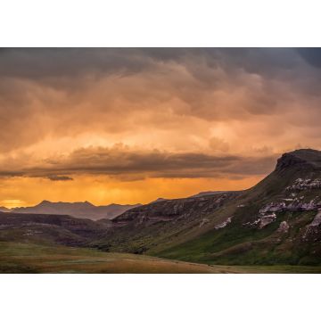 Lais Puzzle - Klippen und Berge unter dramatischen bunten Gewitterwolken bei Sonnenuntergang über den Drakensbergen, die das Amphitheater umgeben, gesehen vom Golden Gate Highlands National Park, Südafrika - 1.000 Teile