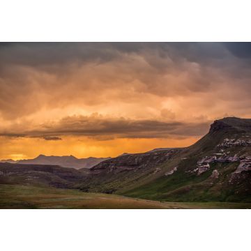 Lais Puzzle - Klippen und Berge unter dramatischen bunten Gewitterwolken bei Sonnenuntergang über den Drakensbergen, die das Amphitheater umgeben, gesehen vom Golden Gate Highlands National Park, Südafrika - 2.000 Teile