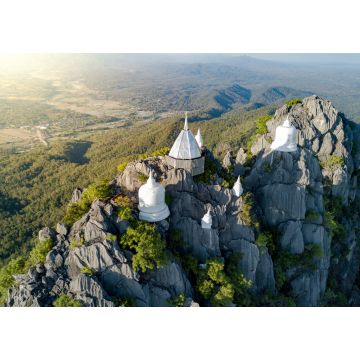 Lais Puzzle - Spektakuläre Luftaufnahme der schwebenden Pagoden auf der Bergklippe im Wat Chaloem Phra Kiat im Bezirk Chae Hom, Provinz Lampang, Thailand - 1.000 Teile