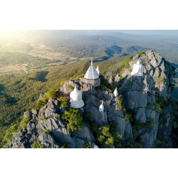 Lais Puzzle - Spektakuläre Luftaufnahme der schwebenden Pagoden auf der Bergklippe im Wat Chaloem Phra Kiat im Bezirk Chae Hom, Provinz Lampang, Thailand - 2.000 Teile