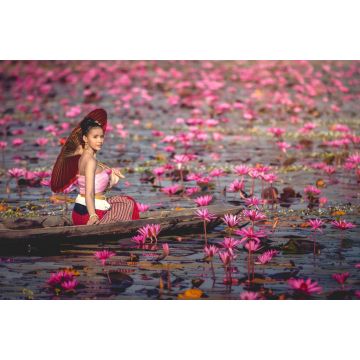 Lais Puzzle - Asiatische Frauen auf dem Boot im Lotusteich. Sie trägt traditionelle thailändische Kleider - 2.000 Teile