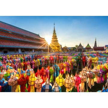 Lais Puzzle - Die schönen Lanna-Laternen sind Laternen im nordthailändischen Stil beim Loi Krathong oder Yi Peng Festival im Wat Phra That Hariphunchai, einem buddhistischen Tempel in Lamphun, Thailand - 1.000 Teile