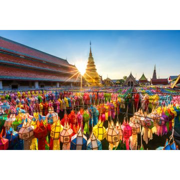 Lais Puzzle - Die schönen Lanna-Laternen sind Laternen im nordthailändischen Stil beim Loi Krathong oder Yi Peng Festival im Wat Phra That Hariphunchai, einem buddhistischen Tempel in Lamphun, Thailand - 2.000 Teile