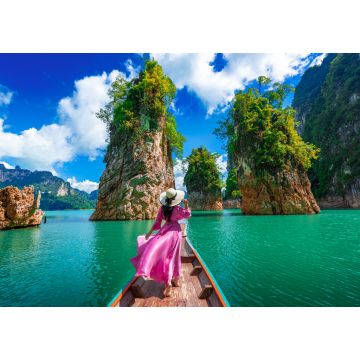 Lais Puzzle - Asiatische Frau posiert auf einem Boot im Ratchaprapha-Damm im Khao-Sok-Nationalpark in Suratthani, Thailand - 1.000 Teile