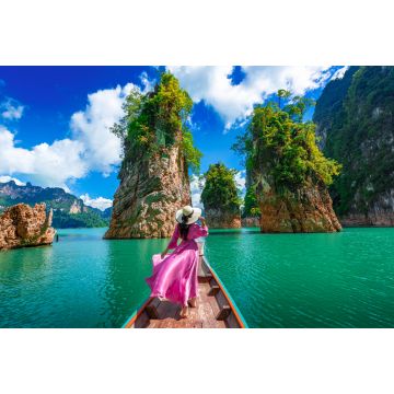 Lais Puzzle - Asiatische Frau posiert auf einem Boot im Ratchaprapha-Damm im Khao-Sok-Nationalpark in Suratthani, Thailand - 2.000 Teile
