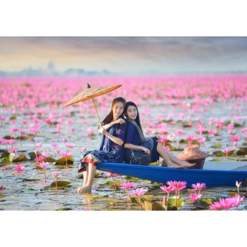 Lais Puzzle - Asiatische Frau in traditioneller thailändischer Kleidung, Vintage-Stil, See mit rosa Lotus, Thailand - 1.000 Teile