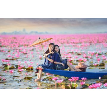 Lais Puzzle - Asiatische Frau in traditioneller thailändischer Kleidung, Vintage-Stil, See mit rosa Lotus, Thailand - 2.000 Teile