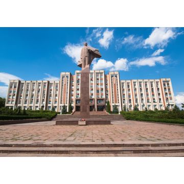 Lais Puzzle - Das Parlamentsgebäude und die Lenin-Statue. Tiraspol ist die Hauptstadt von Transnistrien, einem von den Vereinten Nationen nicht anerkannten Selbstverwaltungsgebiet - 1.000 Teile