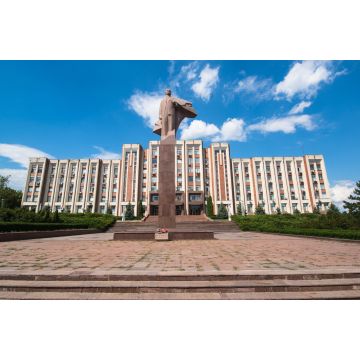 Lais Puzzle - Das Parlamentsgebäude und die Lenin-Statue. Tiraspol ist die Hauptstadt von Transnistrien, einem von den Vereinten Nationen nicht anerkannten Selbstverwaltungsgebiet - 2.000 Teile