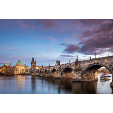 Lais Puzzle - Prag, Tschechische Republik - Wunderschöner violetter Sonnenuntergang und Himmel an der weltberühmten Karlsbrücke (Karluv most) und der Kirche St. Franz von Assisi an einem Winternachmittag - 2.000 Teile