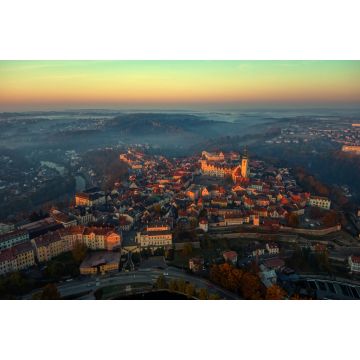 Lais Puzzle - Luftaufnahme von Tabor in der Tschechischen Republik, See und Kirchturm im Sonnenlicht des Wintermorgens - 2.000 Teile