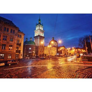 Lais Puzzle - Blick auf den beleuchteten Glockenturm der Mariä-Himmelfahrt-Kirche in der Dämmerung mit einer alten Straßenbahn im Vordergrund, Lviv, Ukraine - 1.000 Teile