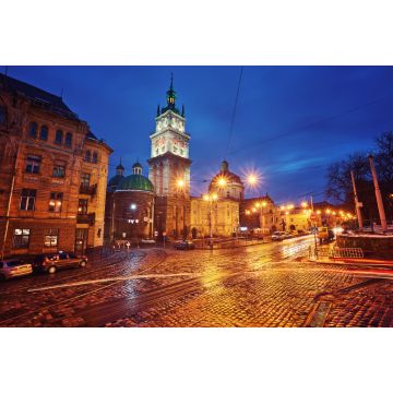 Lais Puzzle - Blick auf den beleuchteten Glockenturm der Mariä-Himmelfahrt-Kirche in der Dämmerung mit einer alten Straßenbahn im Vordergrund, Lviv, Ukraine - 2.000 Teile
