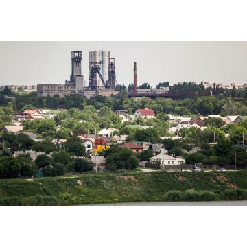 Lais Puzzle - Blick auf das BAZHANOV-Bergwerk und den Kalmius-Fluss in Donezk, Ukraine - 2.000 Teile