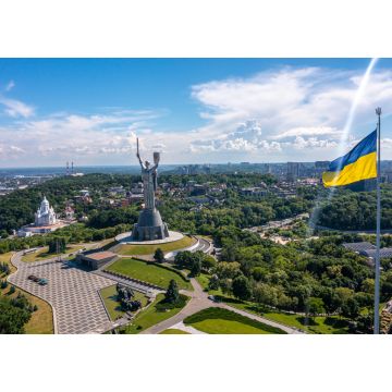 Lais Puzzle - Luftaufnahme der ukrainischen Flagge weht im Wind gegen die Stadt Kiew, Ukraine in der Nähe der berühmten Statue des Mutterlandes - 1.000 Teile