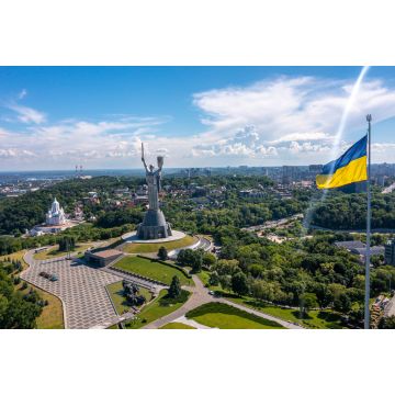 Lais Puzzle - Luftaufnahme der ukrainischen Flagge weht im Wind gegen die Stadt Kiew, Ukraine in der Nähe der berühmten Statue des Mutterlandes - 2.000 Teile