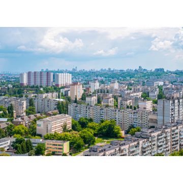 Lais Puzzle - Landschaftliche Ansicht der Stadt mit grünen Bäumen an einem sonnigen Tag gegen den bewölkten Himmel, Modernes Äußeres des Wohnviertels von Kiew in der Ukraine - 1.000 Teile