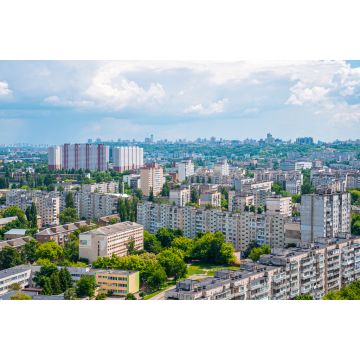 Lais Puzzle - Landschaftliche Ansicht der Stadt mit grünen Bäumen an einem sonnigen Tag gegen den bewölkten Himmel, Modernes Äußeres des Wohnviertels von Kiew in der Ukraine - 2.000 Teile