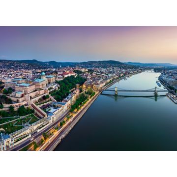 Lais Puzzle - Budapest, Ungarn - Panoramablick auf Budapest aus der Vogelperspektive. Diese Ansicht umfasst die Budaer Burg, den Königspalast, die Matthiaskirche, die Fischerbastei und die Szechenyi-Kettenbrücke bei Sonnenuntergang mit farbigem Himmel...